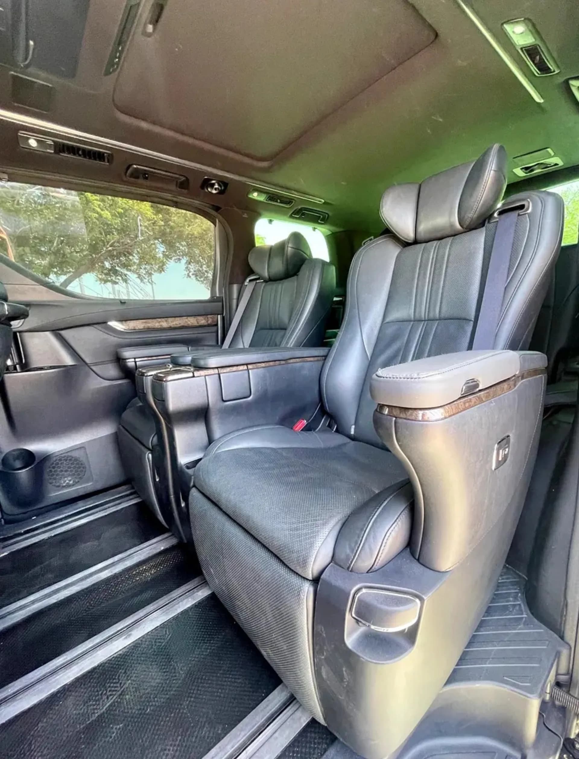 Toyota Alphard фото 5