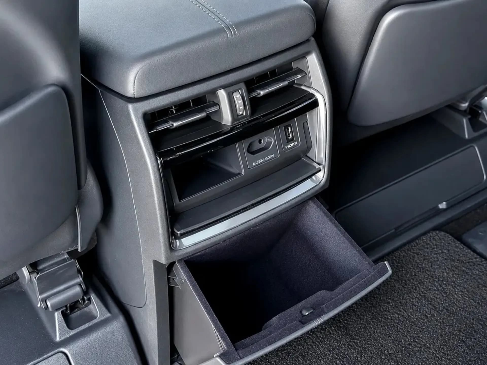 Toyota Alphard фото 14