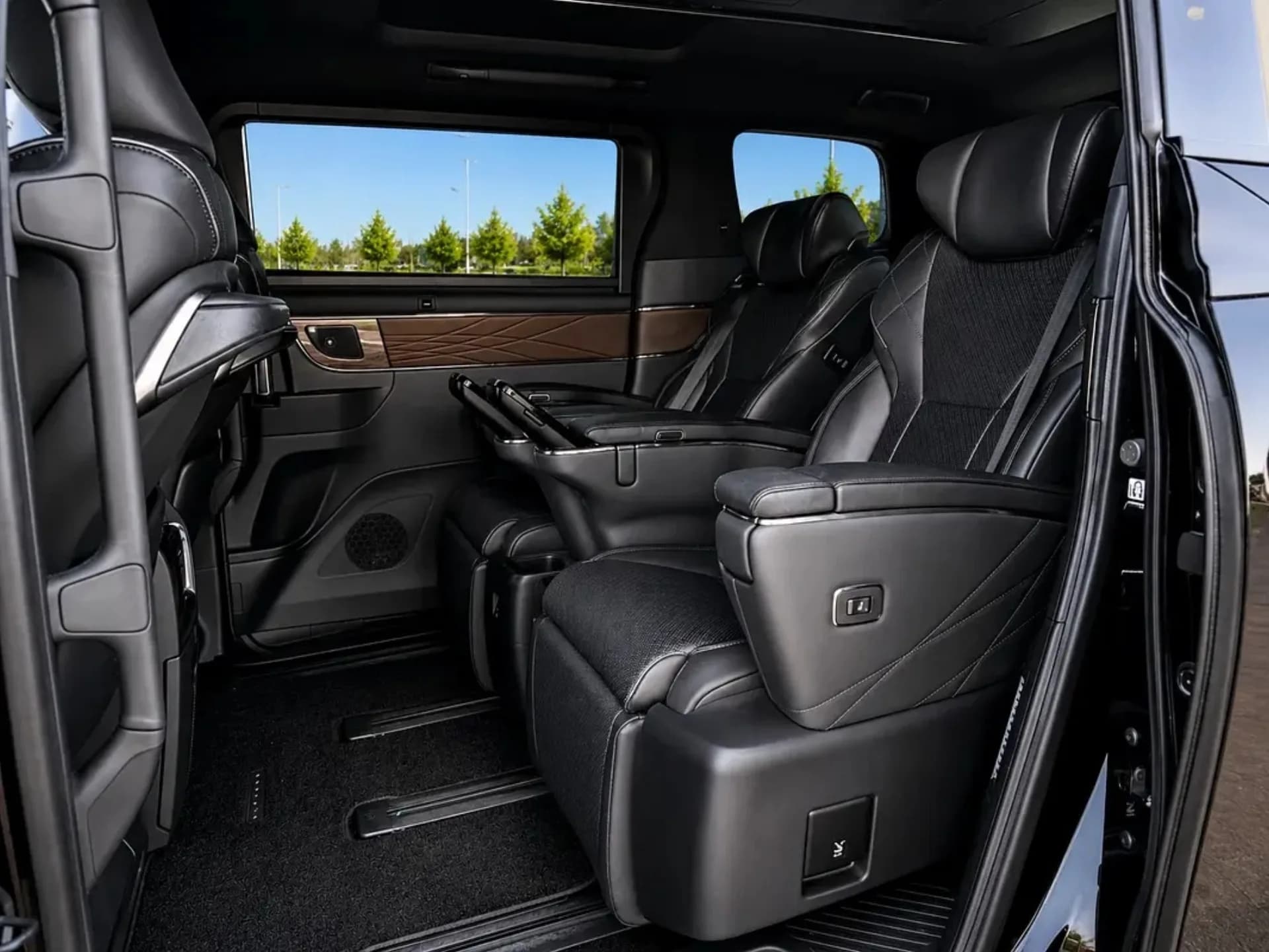 Toyota Alphard фото 6