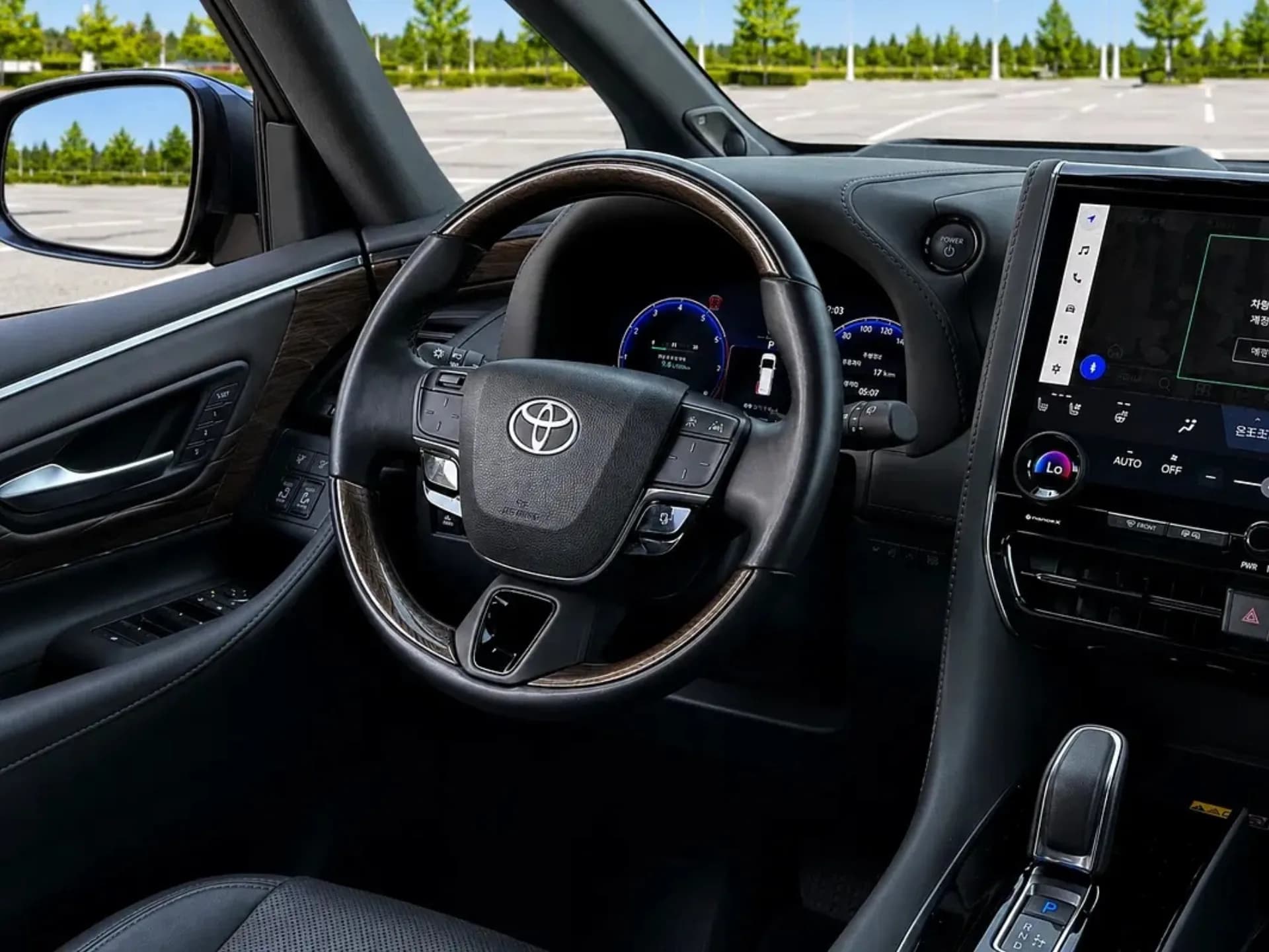 Toyota Alphard фото 11