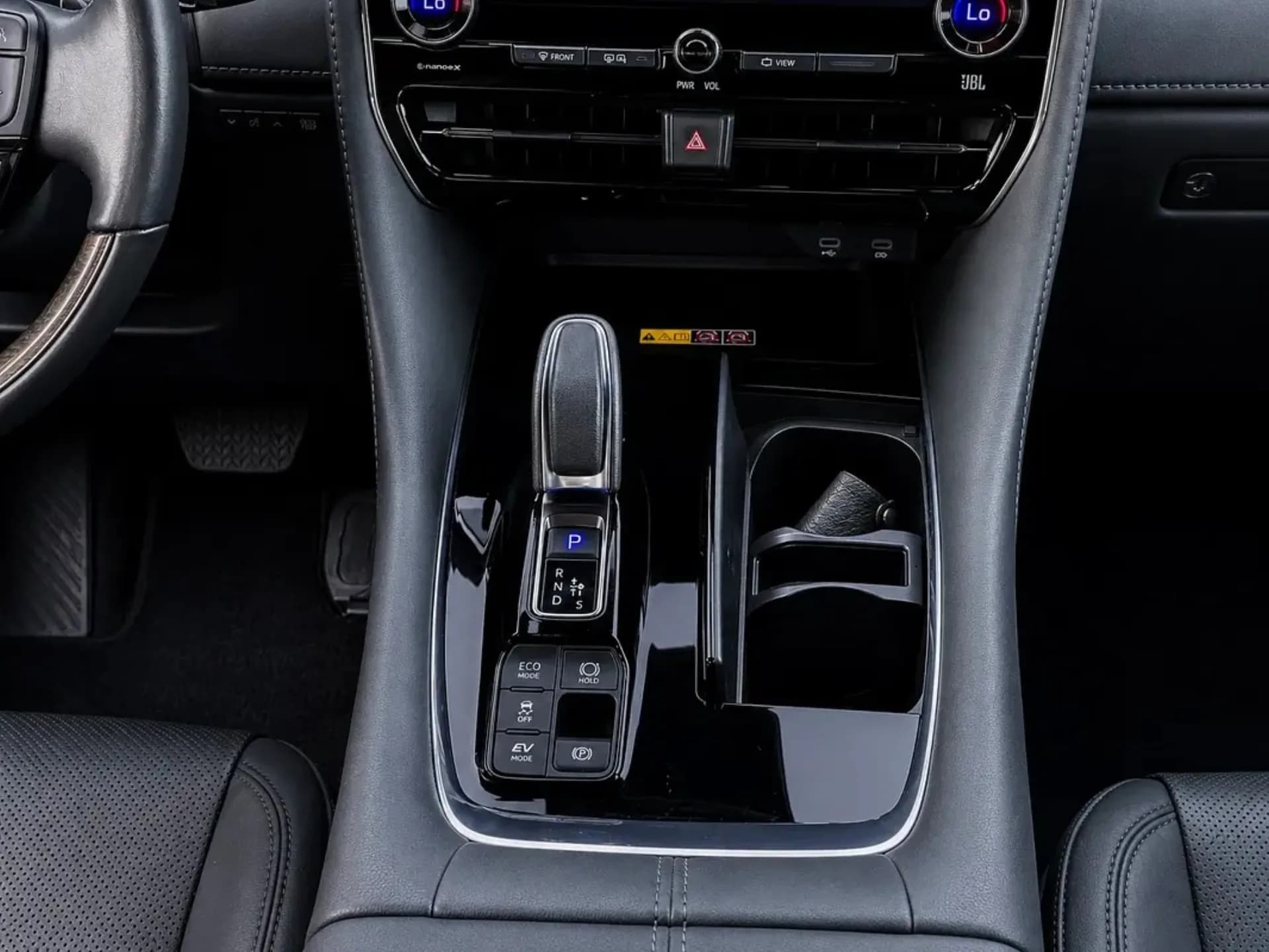 Toyota Alphard фото 12